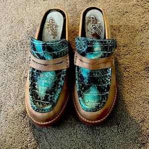 Freebird by Steven madden. Collins.